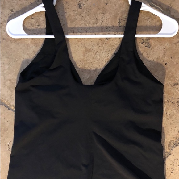Black lululemon tank with bra - Picture 3 of 4